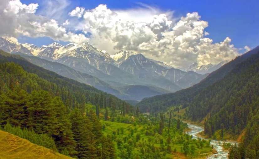 Aru Valley is located almost 12 kilometers from Pahalgam, and it takes 30 minutes approx. to reach it. You can hire a taxi or any other private vehicle from Pahalgam to reach Aru Valley.