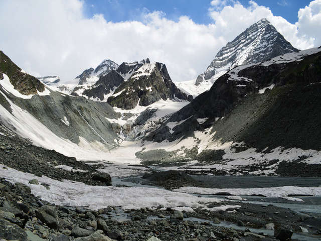 Kolahoi Base Camp (4140m) is a seven day trekking expedition in Kashmir. The trail for trekking to Kolahoi Base Camp is relatively easy and cuts through lush meadows of Aru Valley in Pahalgam, rich forest of Lidderwat (3050m) and Satlenjan (3420m) and the highland lake Tarsar. This trek in Kashmir is popular since 1900s and has been aimed by many veteran trekkers around the globe.