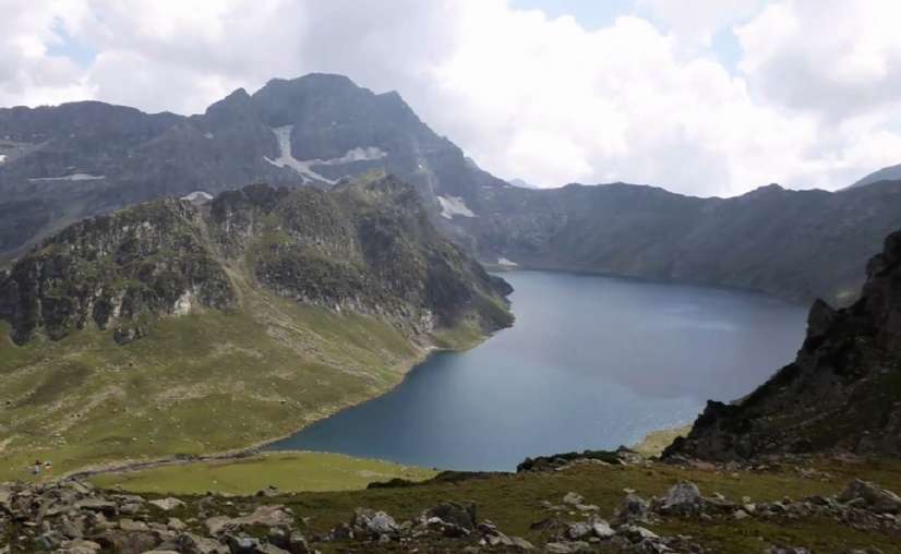 Marsar Lake can be reached by a trek whose route starts from Aru Valley, continues to Lidderwat Valley and crosses dense green Shekhawas mountains before finally reaching the lake.