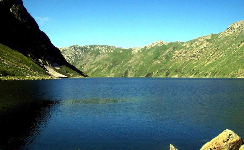 To reach Tarsar Lake, you will have to take a trek whose route starts from Aru Valley, continues to Lidderwat Valley and crosses Shekhawas Mountains before coming to an end at the lake.